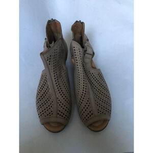 Earth Women’s Keri Taupe perforated ankle bootie sz 6.5B